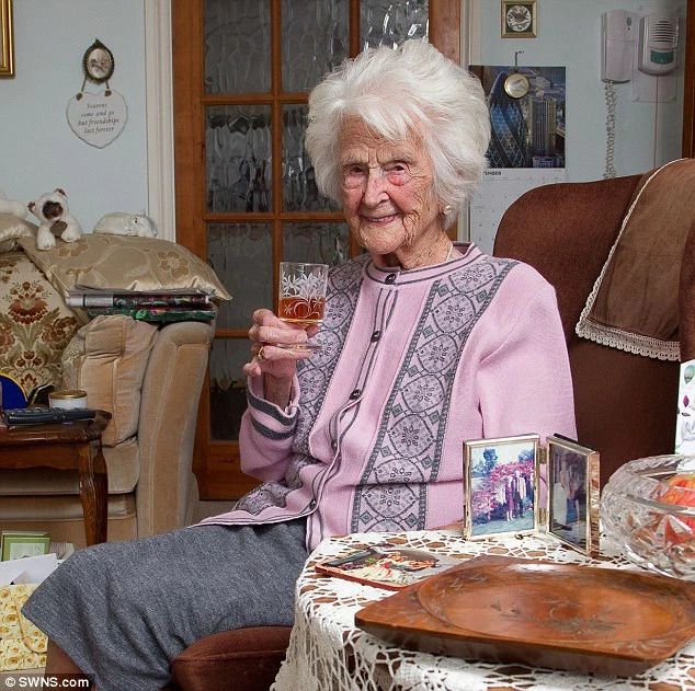Bà Amazing Grace là người phụ nữ cao tuổi nhất nước Anh nhờ uống rượu whisky