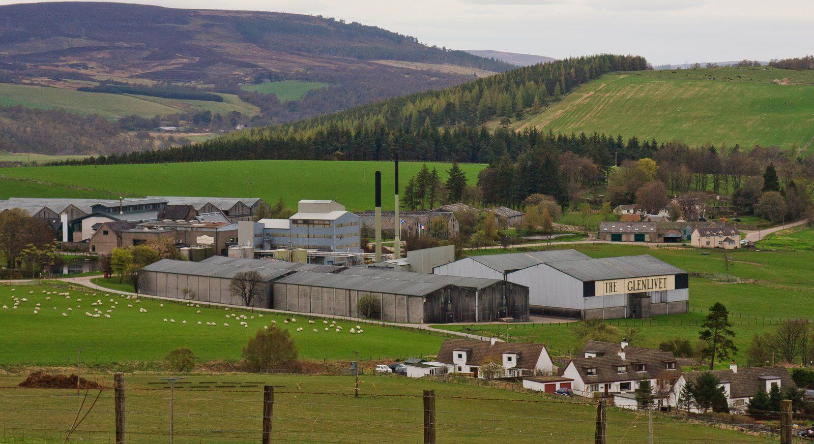 Glenlivet là nhà máy chưng cất rượu whisky đầu tiên được cấp phép của Speyside whisky và Highland whisky