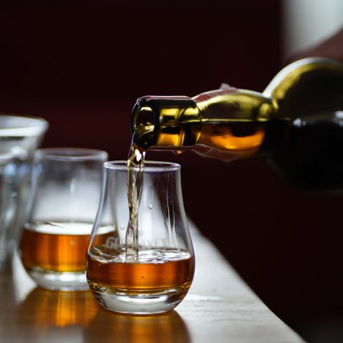 Sử dụng ly phù hợp để tăng độ cảm nhận về mùi hương của whisky