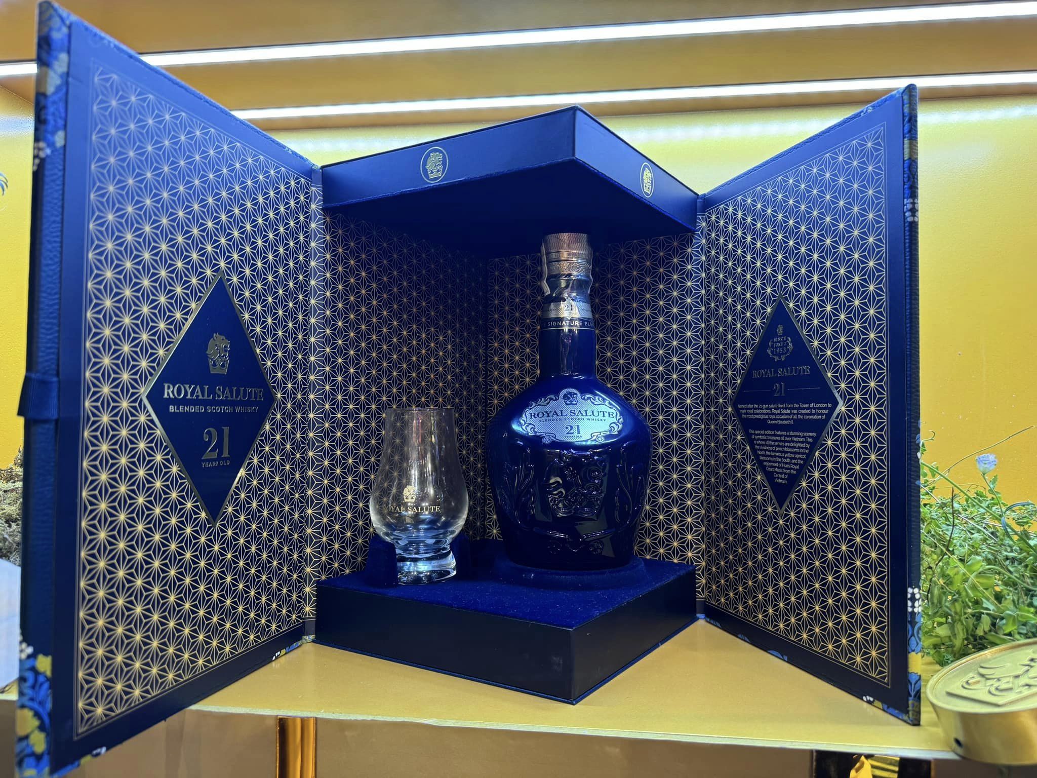 Chivas 21 Royal Salute Hộp quà Tết 2025