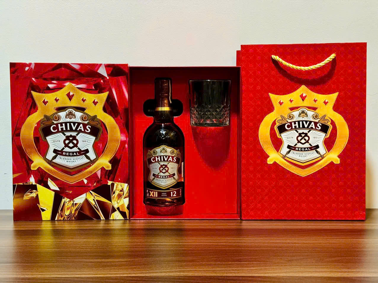 Hộp quà Tết rượu Chivas 12 năm