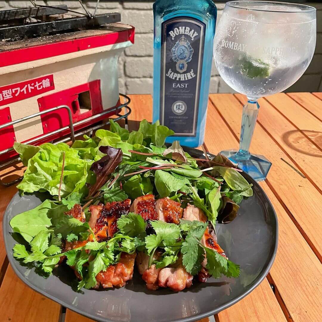 Ket hop cocktail Bombay Sapphire East voi thit nuong